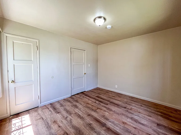 6605 S Van Ness Ave — Photo 14