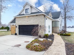 8783 Cooley Beach Dr, White Lake, MI 48386