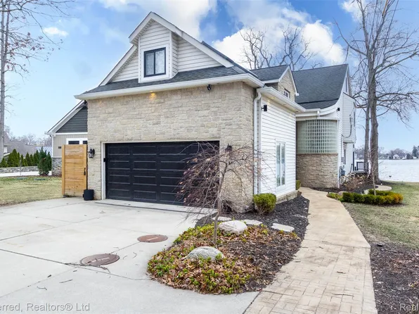 8783 Cooley Beach Dr, White Lake, MI 48386