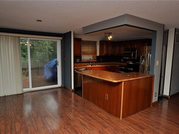 3rd image of 2725 N Sheffield Dr