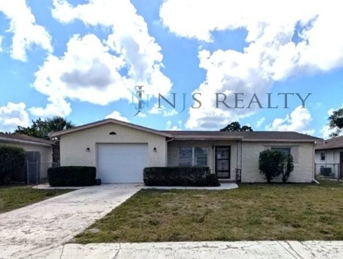 3/2/1 1014 Sq. Ft. home with all tile floors, Large open floorplan, and enclosed porch with fence... — Photo 1