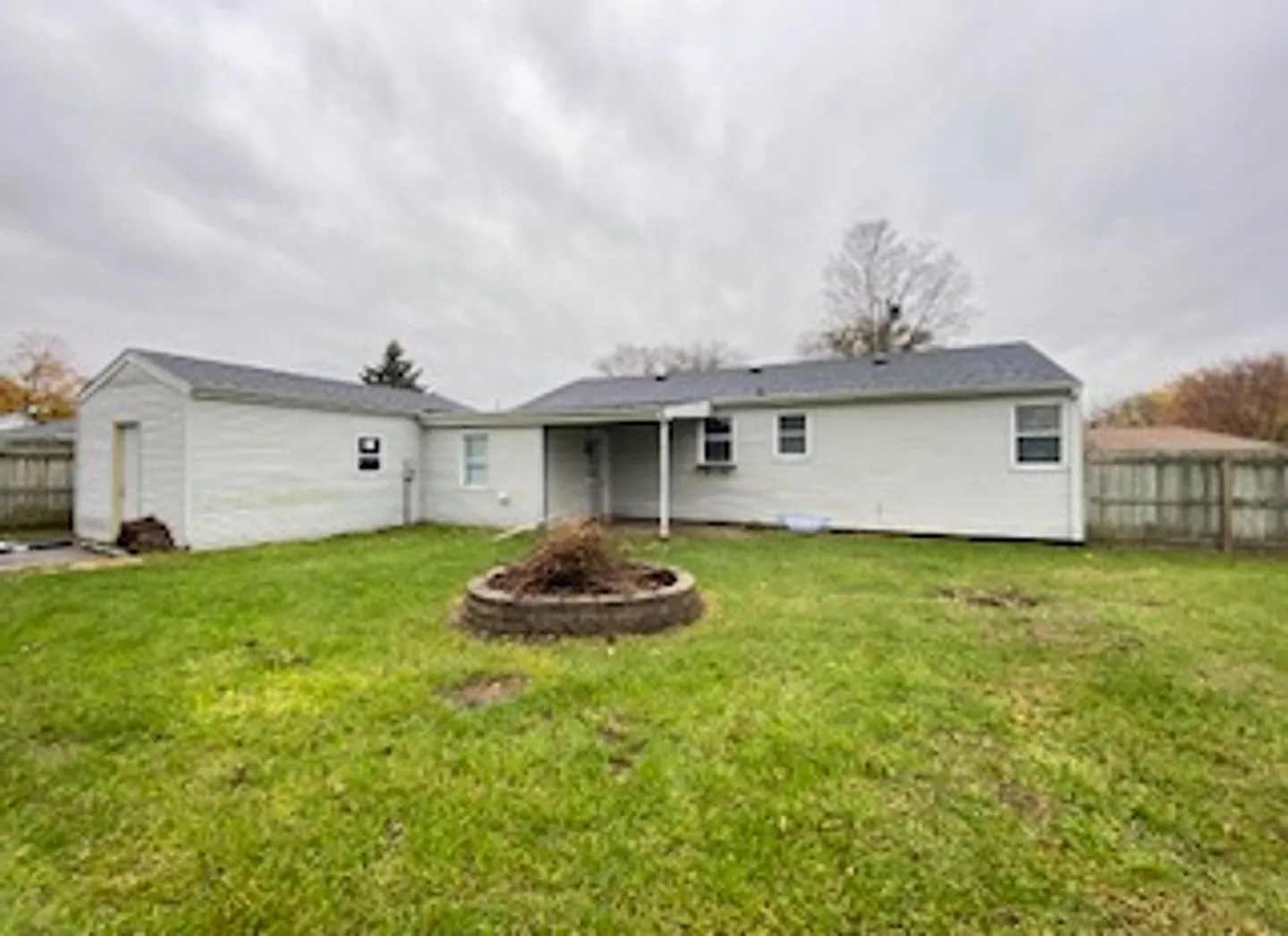 $500 Off First Month Rent -3 Bedroom Home In Elkhart! — Photo 2