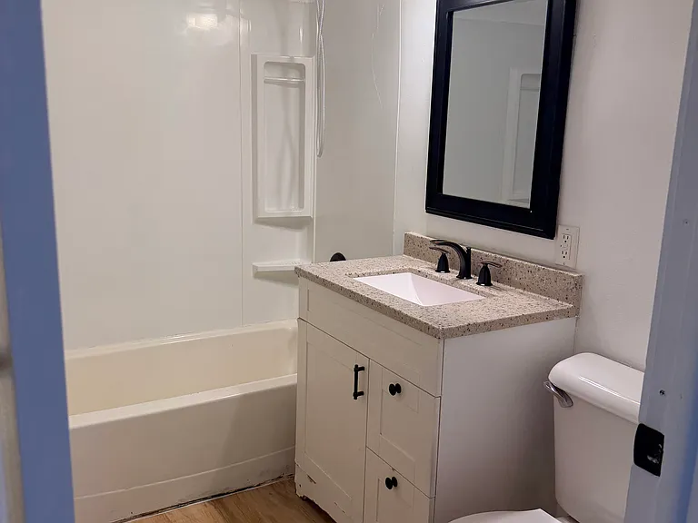 277 N La Salle Ave — Photo 15