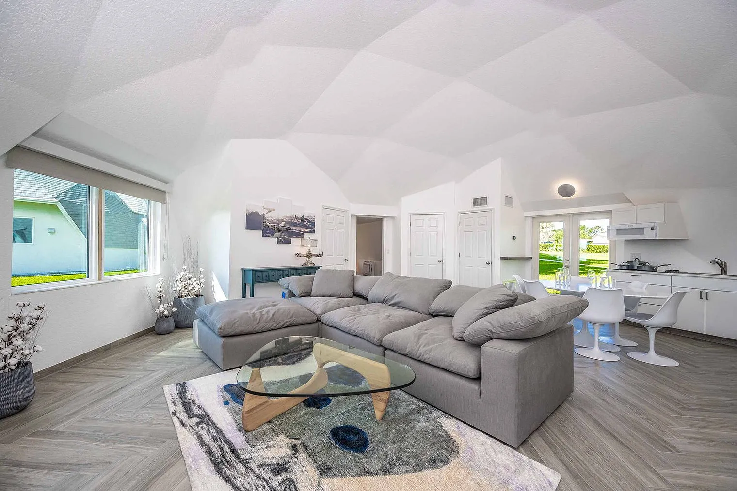 2 bed, 1.0 bath, 990 sqft, $6,000 — Photo 1