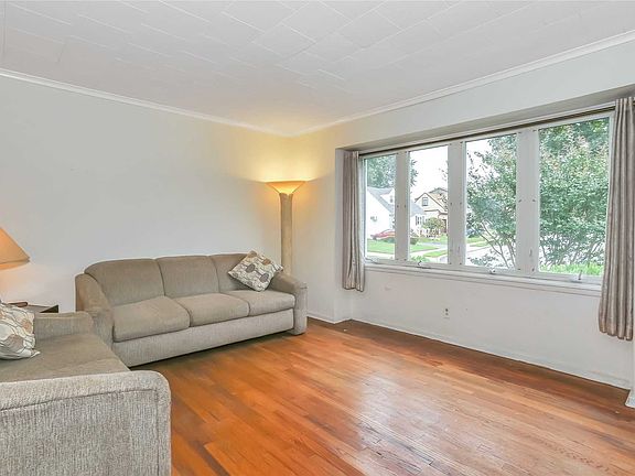 3rd image of 366 Howard Ave