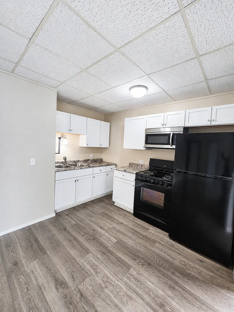 Wisconsin House Apartments — Photo 3