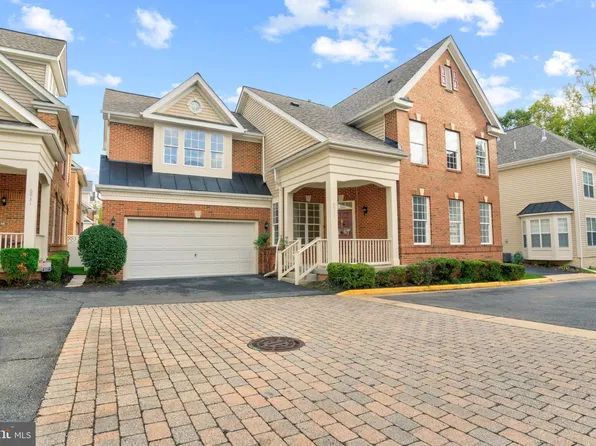 6933 Cove Inlet Ct, Fort Belvoir, VA 22060