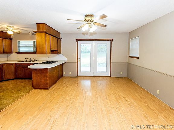 4th image of 821 Ash St