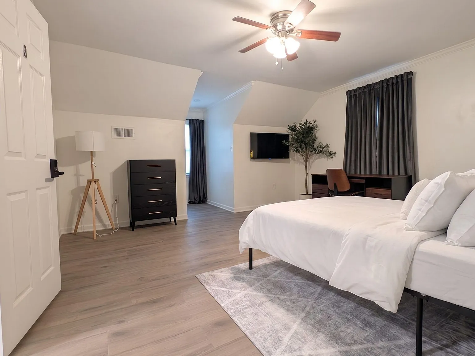 3 bed, 2.0 bath, 1800 sqft, $1,637 — Photo 3