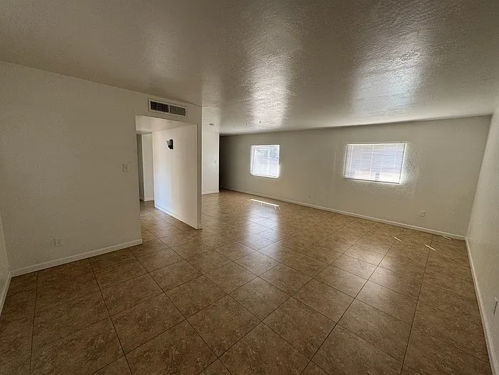 4 bed, 2.0 bath, 1913 sqft, $1,995 — Photo 4