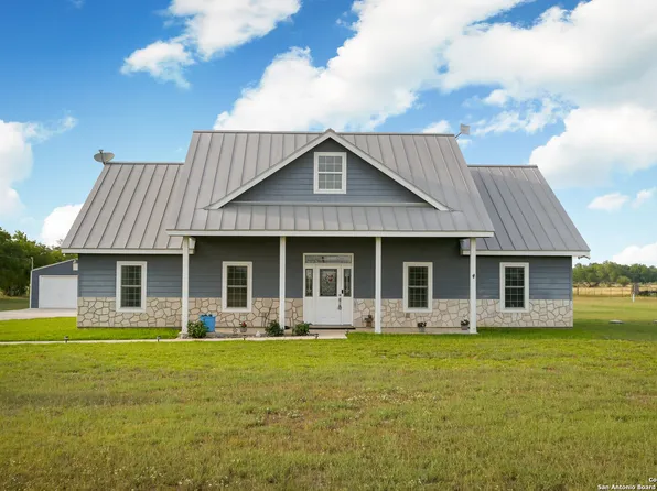 1005 E COUNTY ROAD 678, Natalia, TX 78059