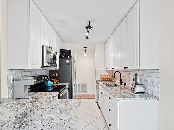 4th image of 5820 Oakwood Dr Unit 2L