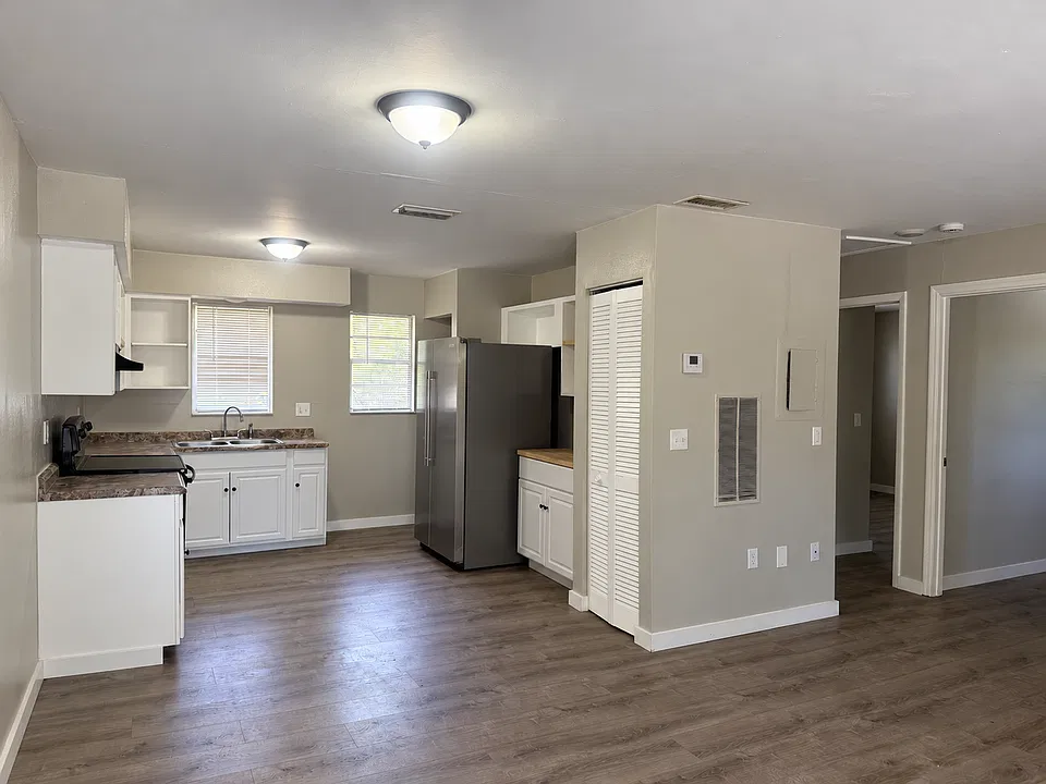 927 33rd Ave W