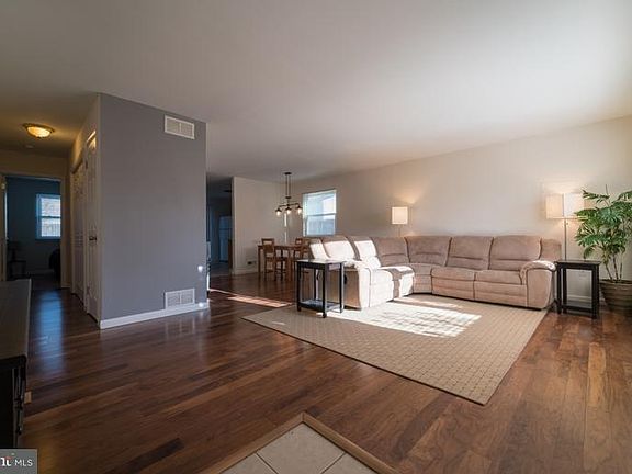 4th image of 211 Skeet Cir W