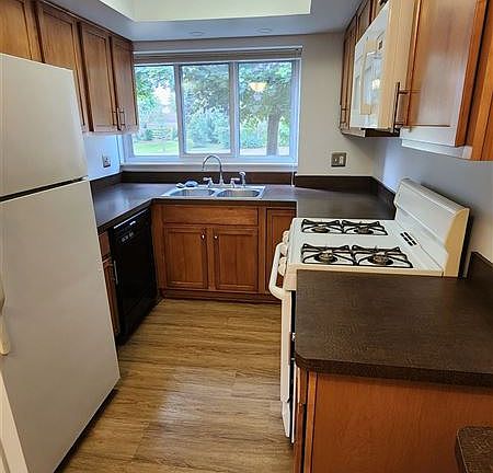 3rd image of 3613 Burbank Dr
