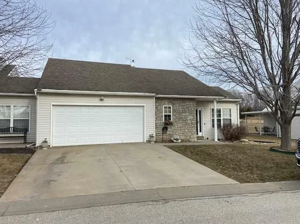 1741 Fall Creek Dr, Tonganoxie, KS 66086