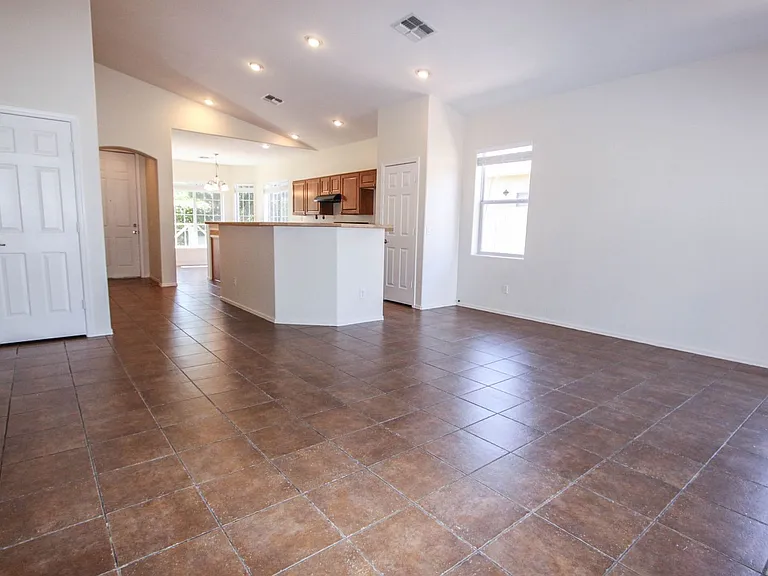 7905 N Music Mountain Ln — Photo 2