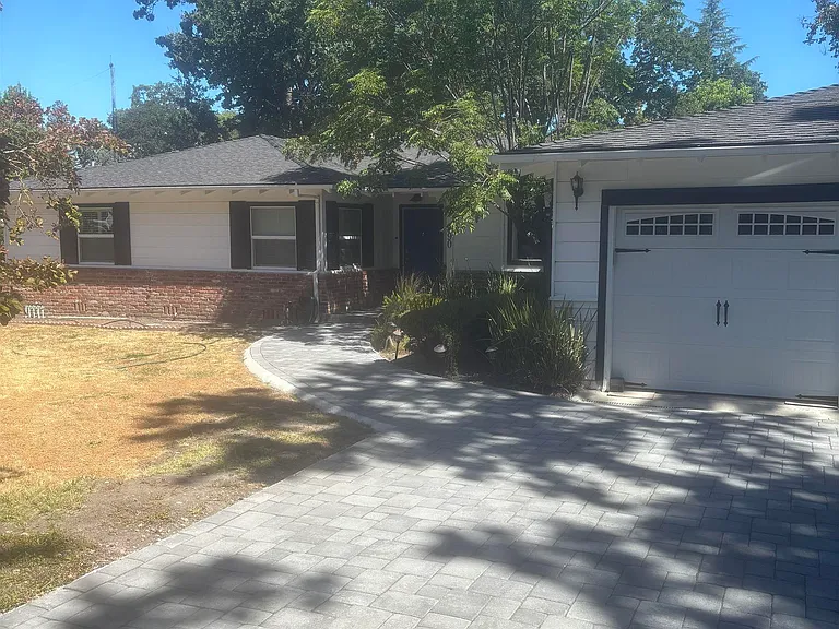890 Hawthorne Dr — Photo 2