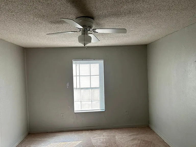 300 S Houston St — Photo 8
