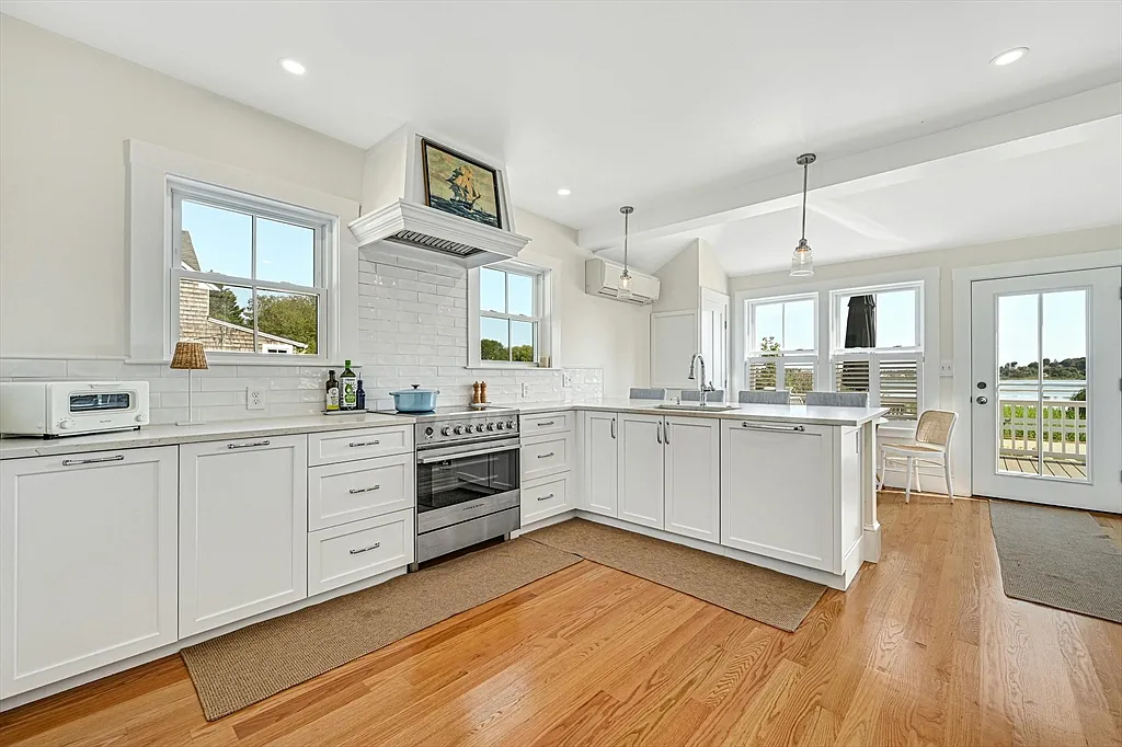 3 bed, 2.0 bath, 1443 sqft, $6,000 — Photo 2