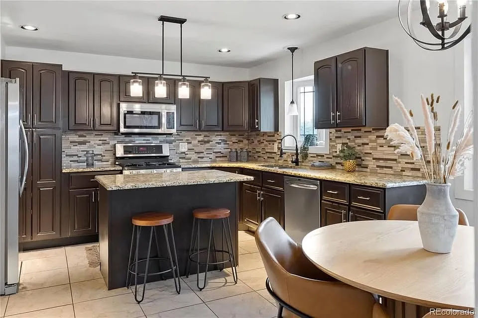 4 bed, 3.5 bath, 3248 sqft, $4,000 — Photo 2