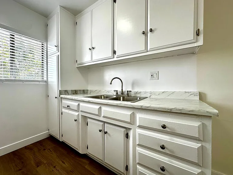 1915 W 22nd St. — Photo 8