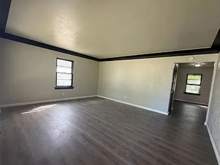 804 Preston Ln — Photo 2