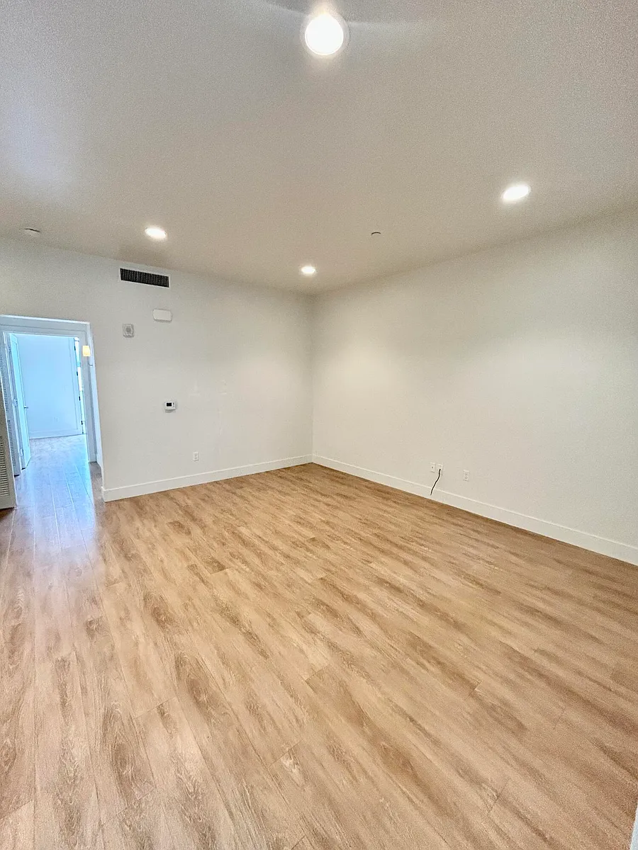 Building Photo - 112 W Ortega St #202