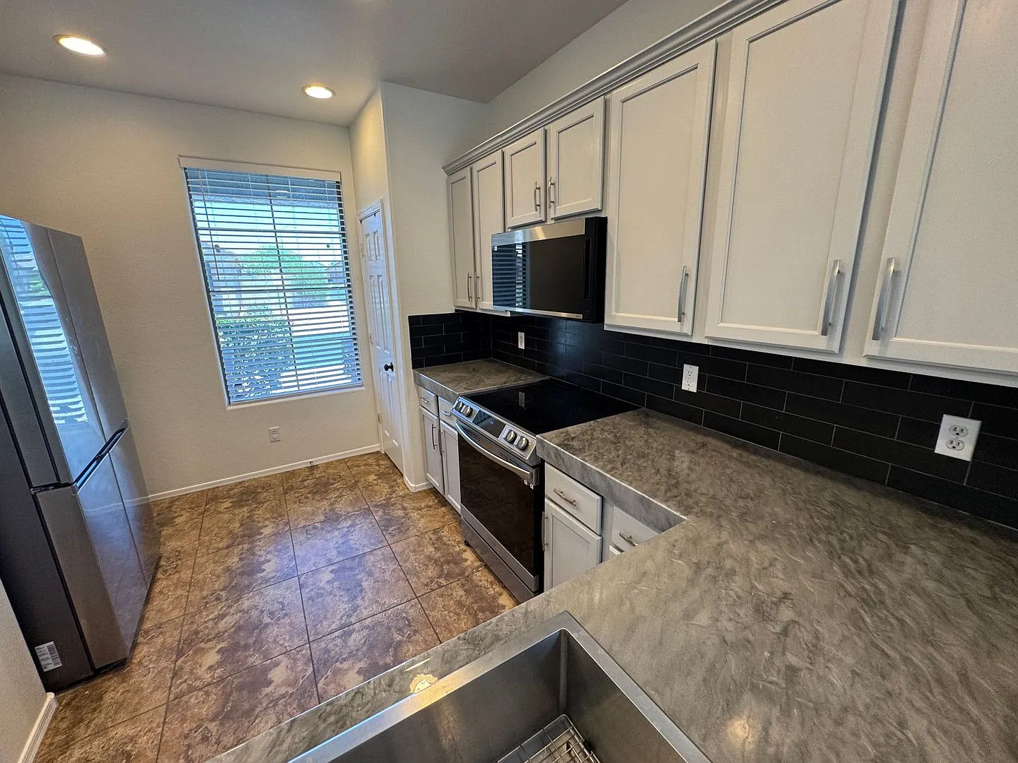 3bd/2ba 1374 sq ft in Chandler with POOL — Photo 3