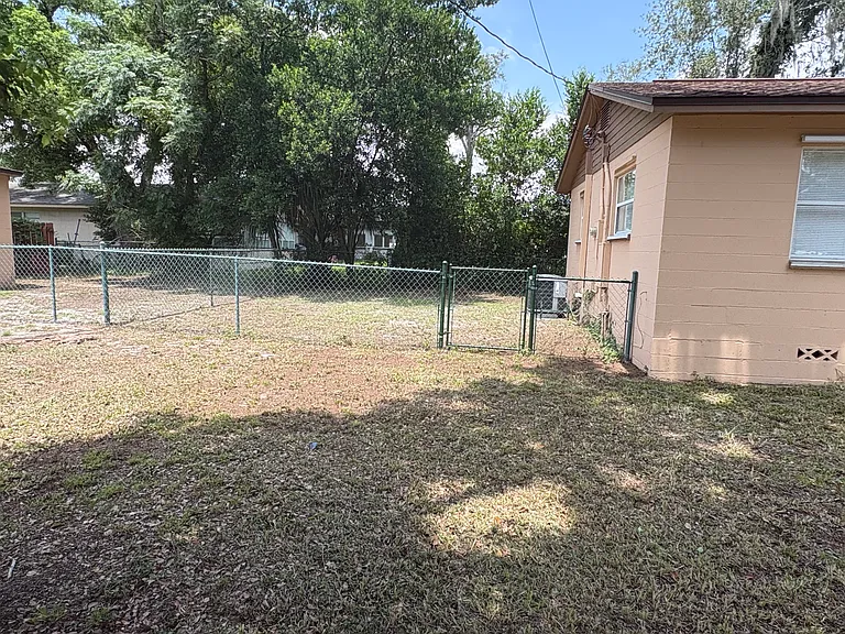 616 Vincent Pl — Photo 2