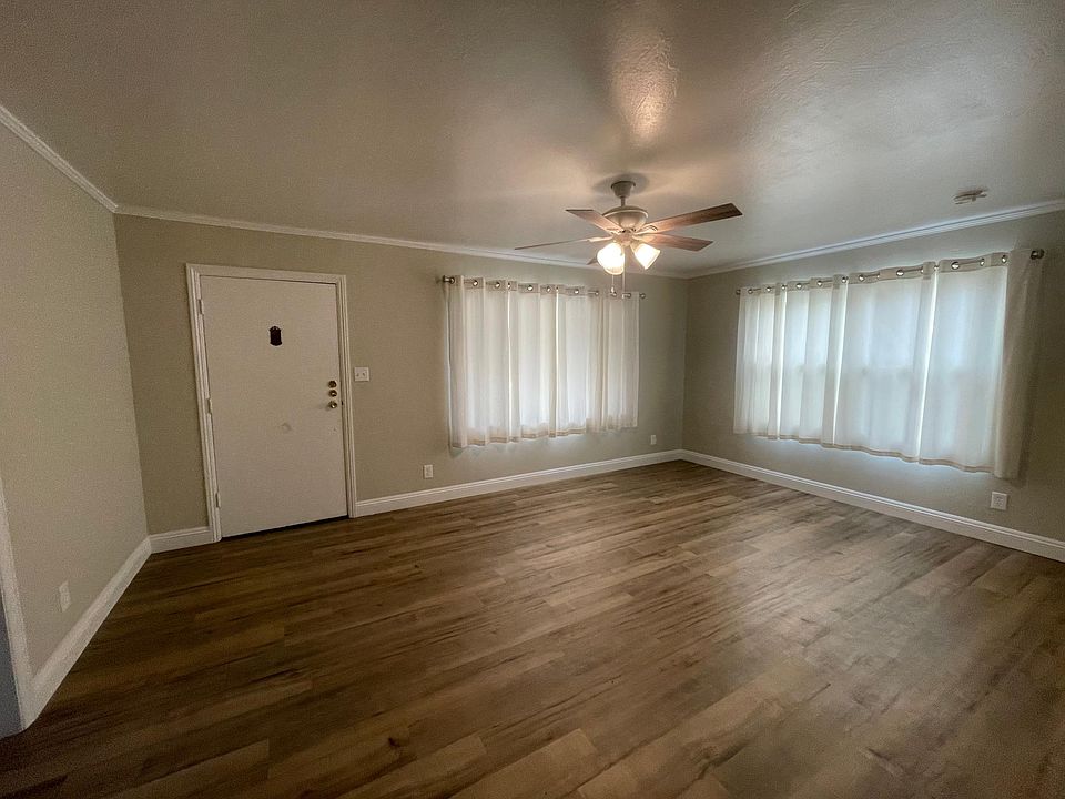 Entryway / Living Area