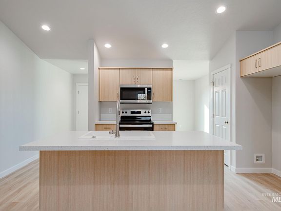 3rd image of 13730 Inman Ct