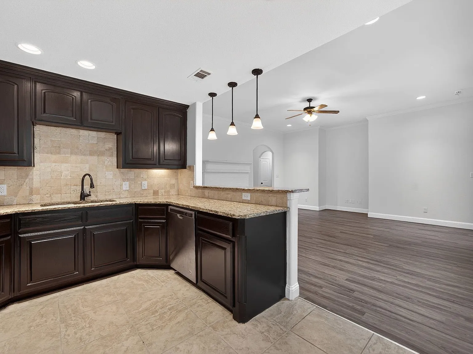 3 bed, 1612 sqft, $2,100 — Photo 3