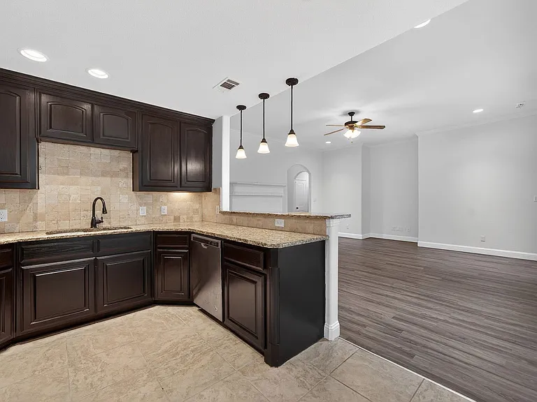 118 Vaughn Ln — Photo 3