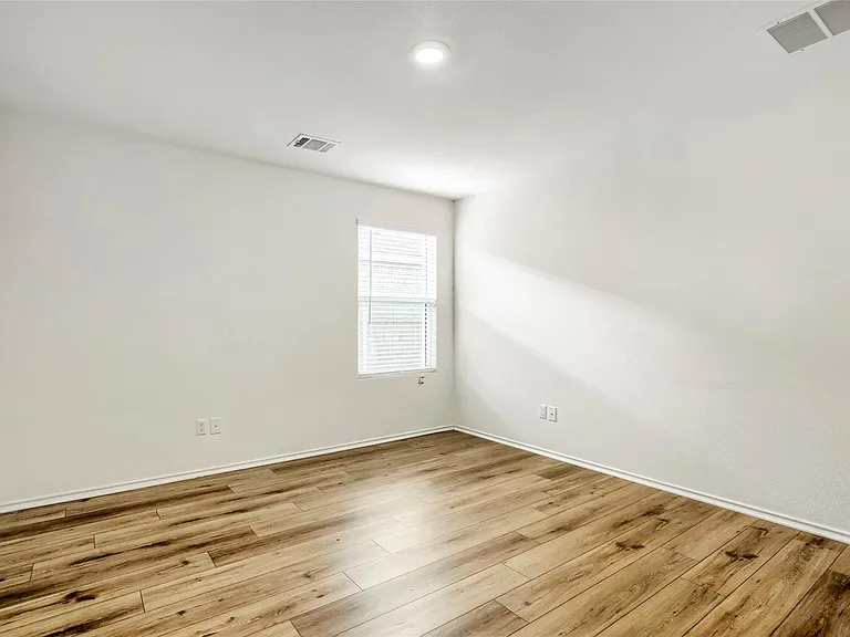 525 Sebring Cir — Photo 12