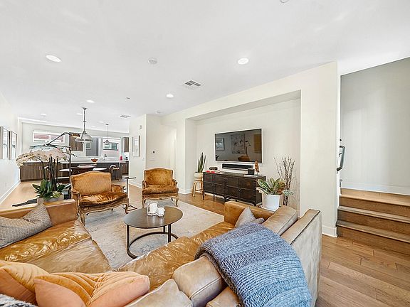 2nd image of 646 N Gramercy Pl