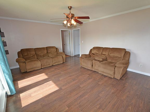 3rd image of 418 Sandburg Dr