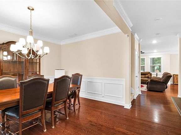 4th image of 526 Rokeby Dr