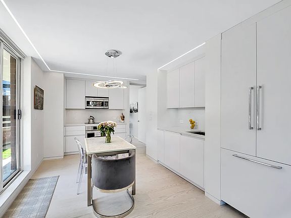 2nd image of 295 Greenwich St Floor 9