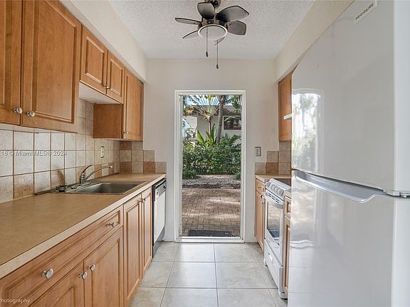 4th image of 2607 NE 8th Ave APT 56