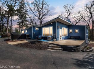 11821 Centerline Dr, Pinckney, MI