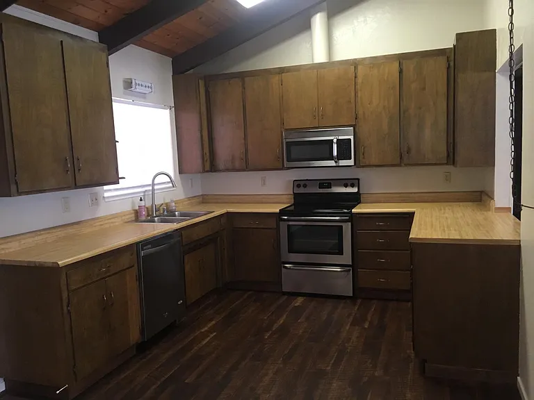 20205 Eastview Dr — Photo 2