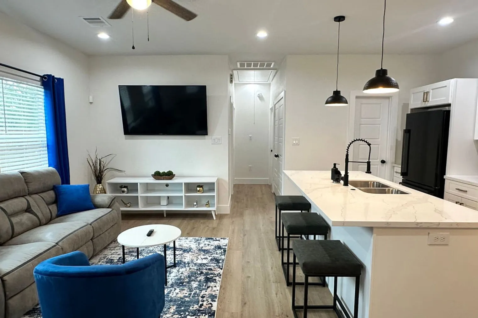 3 bed, 2.0 bath, 1076 sqft, $2,290 — Photo 1