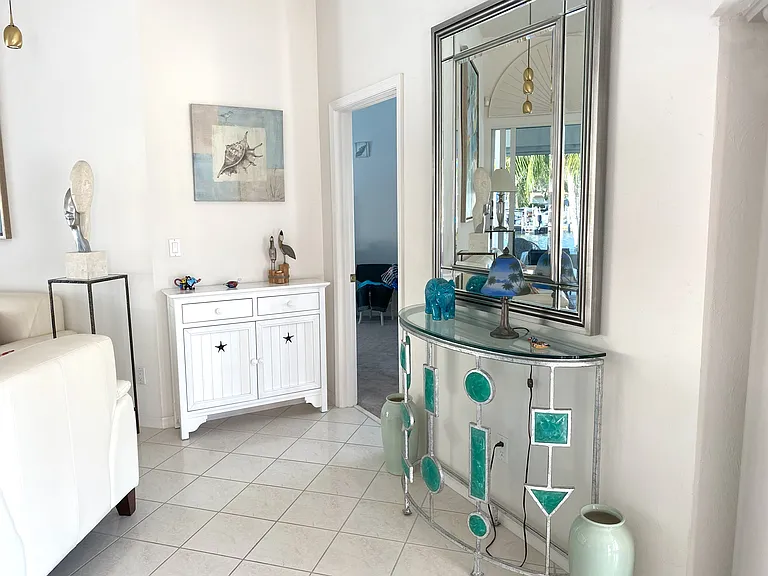 Entrance hall. Carefully decorated. A little tropical paradise