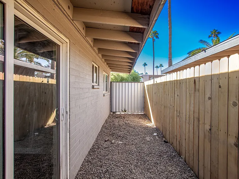 Palm View Manor — Photo 43