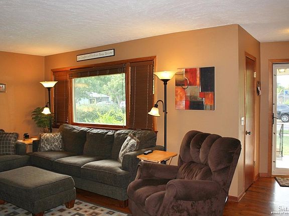 3rd image of 713 E Leslie Ave