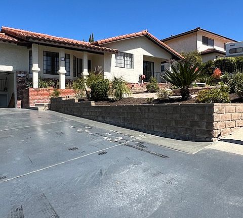 2nd image of 213 Hawthorne Cir