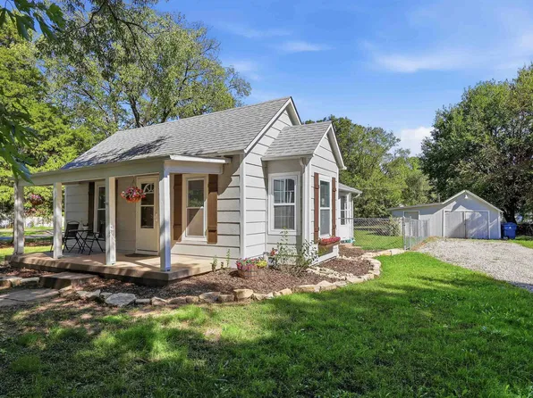 228 N Willow St, Douglass, KS 67039