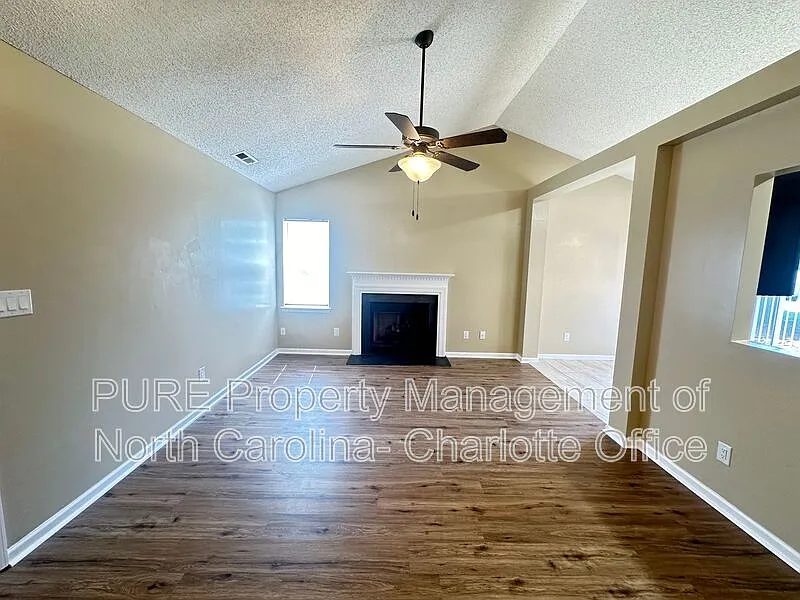 3 bed, 2.0 bath, 1100 sqft, $1,799 — Photo 2