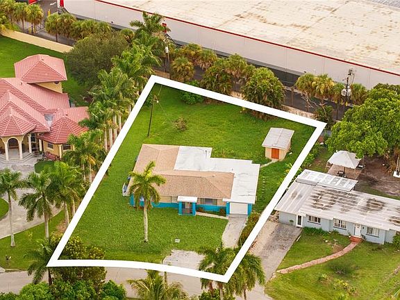 2nd image of 2055 MARAVILLA CIRCLE